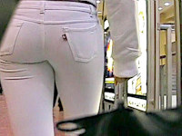 That chick dressed in white looked so hot that I couldn't help followng her, filming her yummy jeans ass all the while